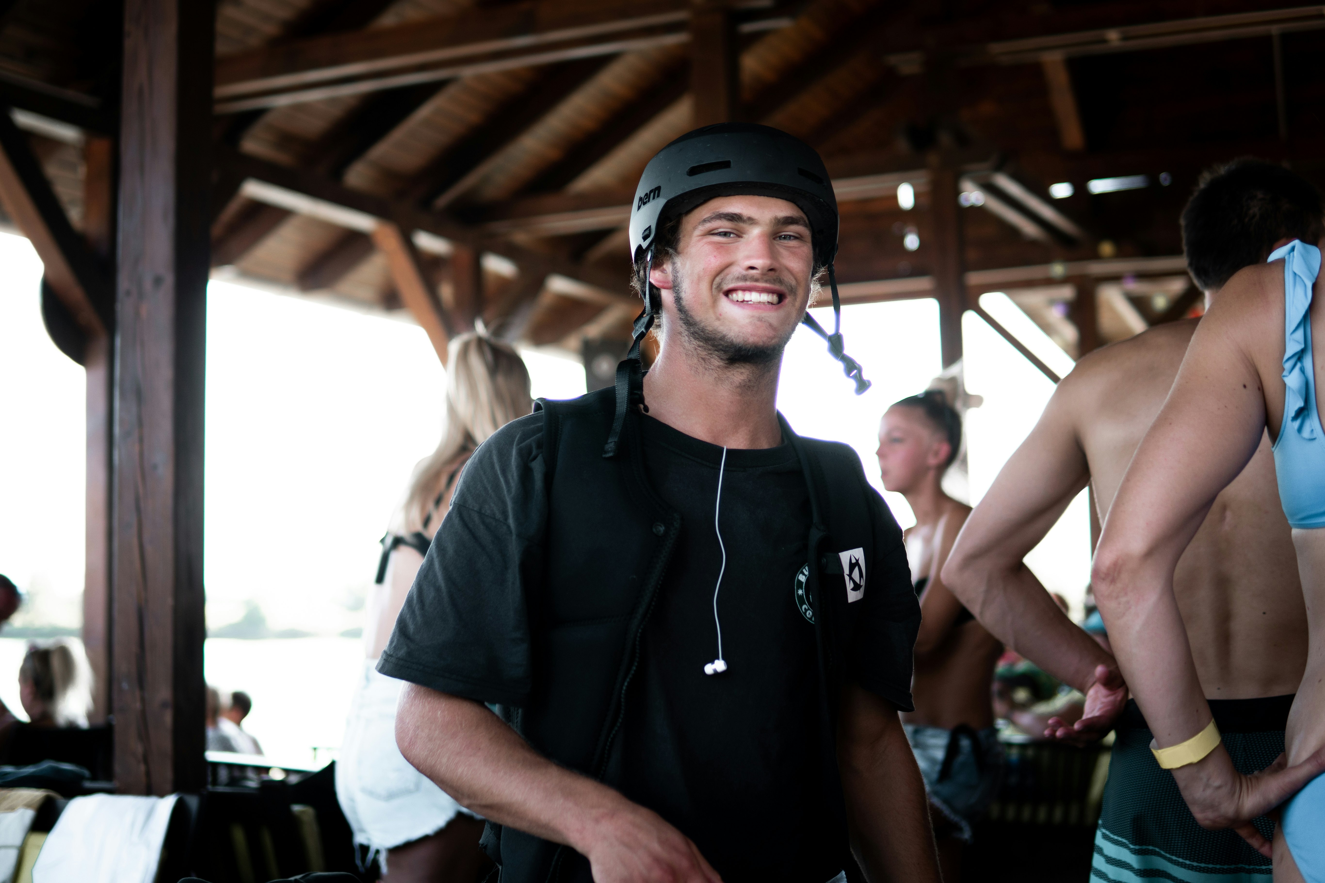 man in black crew neck t-shirt wearing black cap